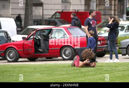 Un uomo sta scattando foto durante il tradizionale rally Old-timer "sbarco nella vecchia scuola a Zagabria" organizzato dal Museo dell'automobile Ferdinand Budicki nella Piazza delle vittime del fascismo a Zagabria, in Croazia il 22 maggio 2021. L'incontro del 15th dei veicoli storici è segnato in occasione di 115 anni di storia automobilistica nazionale e cittadina. Foto: Sanjin Strukic/PIXSELL Foto Stock