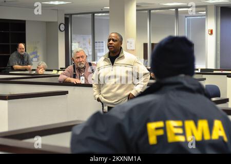 Hurricane/Tropical Storm - Hewlett, N. Y., 19 dicembre 2011 Phil Parr, funzionario federale di coordinamento, Parla con i dipendenti dell'ufficio operativo sul campo di Hewlett, N. Y. FEMA continua ad affrontare gli effetti dell'uragano Irene su Long Island. Crow Jonah Norlander/FEMA. Uragano Irene di New York. Fotografie relative a disastri e programmi, attività e funzionari di gestione delle emergenze Foto Stock