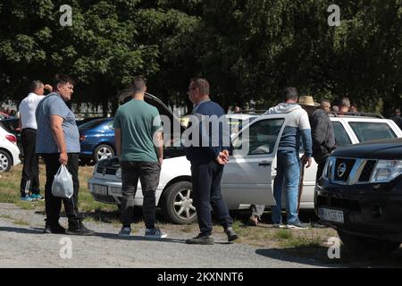 Persone che visitano il mercato delle pulci, meglio conosciuto come Auto pijaca, a Osijek, Croazia, il 30 maggio 2021. Dopo più di 6 mesi di chiusura a causa della pandemia COVID-19, il famoso mercato delle pulci ha riaperto oggi Foto: Dubravka Petric/PIXSELL Foto Stock