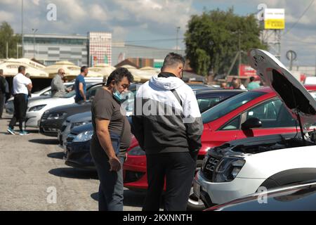 Persone che visitano il mercato delle pulci, meglio conosciuto come Auto pijaca, a Osijek, Croazia, il 30 maggio 2021. Dopo più di 6 mesi di chiusura a causa della pandemia COVID-19, il famoso mercato delle pulci ha riaperto oggi Foto: Dubravka Petric/PIXSELL Foto Stock