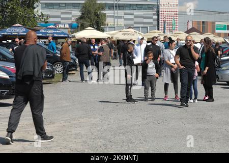 Persone che visitano il mercato delle pulci, meglio conosciuto come Auto pijaca, a Osijek, Croazia, il 30 maggio 2021. Dopo più di 6 mesi di chiusura a causa della pandemia COVID-19, il famoso mercato delle pulci ha riaperto oggi Foto: Dubravka Petric/PIXSELL Foto Stock