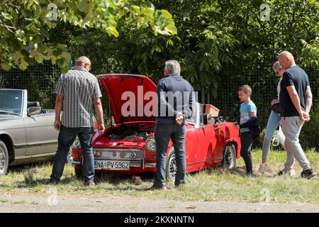 Persone che visitano il mercato delle pulci, meglio conosciuto come Auto pijaca, a Osijek, Croazia, il 30 maggio 2021. Dopo più di 6 mesi di chiusura a causa della pandemia COVID-19, il famoso mercato delle pulci ha riaperto oggi Foto: Dubravka Petric/PIXSELL Foto Stock