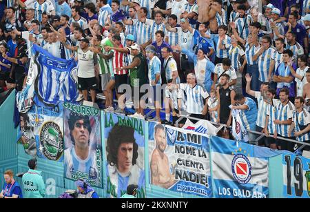 Tifosi argentini durante la partita di Coppa del mondo FIFA Group C allo Stadio 974 a Doha, Qatar. Data immagine: Mercoledì 30 novembre 2022. Foto Stock