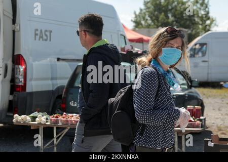 Persone che visitano il mercato delle pulci, meglio conosciuto come Auto pijaca, a Osijek, Croazia, il 30 maggio 2021. Dopo più di 6 mesi di chiusura a causa della pandemia COVID-19, il famoso mercato delle pulci ha riaperto oggi Foto: Dubravka Petric/PIXSELL Foto Stock