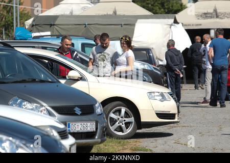 Persone che visitano il mercato delle pulci, meglio conosciuto come Auto pijaca, a Osijek, Croazia, il 30 maggio 2021. Dopo più di 6 mesi di chiusura a causa della pandemia COVID-19, il famoso mercato delle pulci ha riaperto oggi Foto: Dubravka Petric/PIXSELL Foto Stock