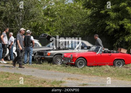 Persone che visitano il mercato delle pulci, meglio conosciuto come Auto pijaca, a Osijek, Croazia, il 30 maggio 2021. Dopo più di 6 mesi di chiusura a causa della pandemia COVID-19, il famoso mercato delle pulci ha riaperto oggi Foto: Dubravka Petric/PIXSELL Foto Stock