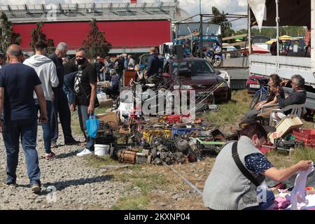 Persone che visitano il mercato delle pulci, meglio conosciuto come Auto pijaca, a Osijek, Croazia, il 30 maggio 2021. Dopo più di 6 mesi di chiusura a causa della pandemia COVID-19, il famoso mercato delle pulci ha riaperto oggi Foto: Dubravka Petric/PIXSELL Foto Stock