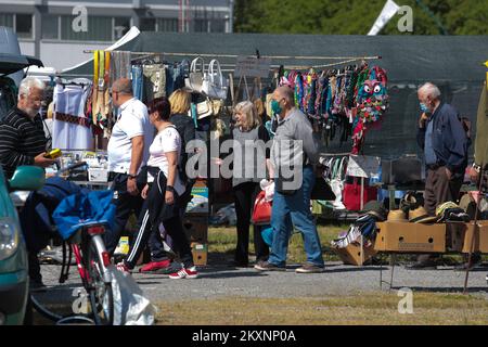 Persone che visitano il mercato delle pulci, meglio conosciuto come Auto pijaca, a Osijek, Croazia, il 30 maggio 2021. Dopo più di 6 mesi di chiusura a causa della pandemia COVID-19, il famoso mercato delle pulci ha riaperto oggi Foto: Dubravka Petric/PIXSELL Foto Stock