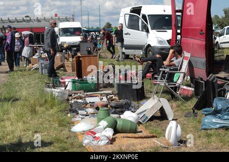 Persone che visitano il mercato delle pulci, meglio conosciuto come Auto pijaca, a Osijek, Croazia, il 30 maggio 2021. Dopo più di 6 mesi di chiusura a causa della pandemia COVID-19, il famoso mercato delle pulci ha riaperto oggi Foto: Dubravka Petric/PIXSELL Foto Stock