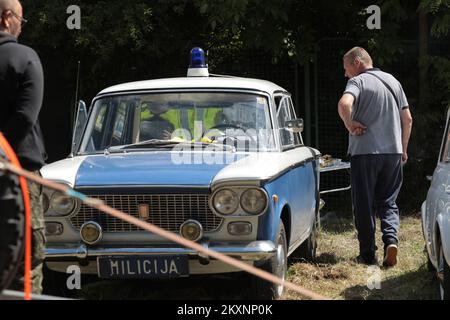 Persone che visitano il mercato delle pulci, meglio conosciuto come Auto pijaca, a Osijek, Croazia, il 30 maggio 2021. Dopo più di 6 mesi di chiusura a causa della pandemia COVID-19, il famoso mercato delle pulci ha riaperto oggi Foto: Dubravka Petric/PIXSELL Foto Stock