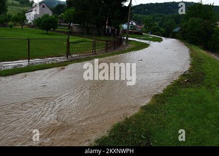 La tempesta ha allagato l'insediamento Vidovci, che si trova all'interno della città di Pozega, Croazia il 6 giugno 2021. La zona intorno a Pozega è stata allagata dopo la pioggia pesante che è caduta nel pomeriggio. Foto: Ivica Galovic/PIXSELL Foto Stock