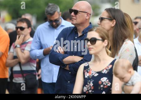 Allenatore di basket di Shanghai Sharks Neven Spahija durante il 28th° anniversario della tragica morte di Drazen Petrovic presso il monumento di Drazen a Baldekin, Sibenik, Croazia, il 7 giugno 2021. Il 7 giugno 1993, uno dei più grandi giocatori di basketballer mai usciti dall'Europa, Drazen Petrovic, è morto tragicamente in un incidente automobilistico in Germania dopo essere tornato dal gioco per la Croazia in Polonia il giorno precedente. Foto: Hrvoje Jelavic/PIXSELL Foto Stock