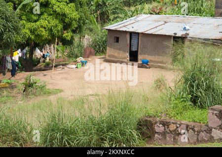 Cortile e casa, periferia di Kinshasa, Repubblica Democratica del Congo Foto Stock