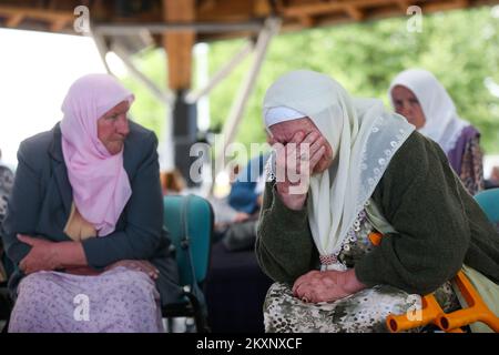 Le madri di Srebrenica seguono il verdetto contro Ratko Mladic, a Potocari, Bosnia-Erzegovina, il 8 giugno 2021. Il comandante, l'ex generale serbo bosniaco Ratko Mladic, è stato condannato nel 2017 per genocidio, crimini contro l'umanità e crimini di guerra. È stato condannato a vita in prigione. Martedì, Questo verdetto è stato confermato dal Tribunale penale internazionale per l'ex Jugoslavia dell'Aia, chiudendo uno dei capitoli più oscuri della storia europea moderna e ponendo fine a una lotta legale che si estendeva fino al 1995, quando Mladic fu incriminato per la prima volta.ora, 79, Mladic ha sempre fatto Foto Stock