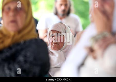 Le madri di Srebrenica seguono il verdetto contro Ratko Mladic, a Potocari, Bosnia-Erzegovina, il 8 giugno 2021. Il comandante, l'ex generale serbo bosniaco Ratko Mladic, è stato condannato nel 2017 per genocidio, crimini contro l'umanità e crimini di guerra. È stato condannato a vita in prigione. Martedì, Questo verdetto è stato confermato dal Tribunale penale internazionale per l'ex Jugoslavia dell'Aia, chiudendo uno dei capitoli più oscuri della storia europea moderna e ponendo fine a una lotta legale che si estendeva fino al 1995, quando Mladic fu incriminato per la prima volta.ora, 79, Mladic ha sempre fatto Foto Stock