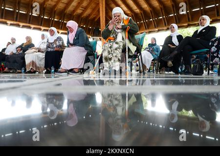 Le madri di Srebrenica seguono il verdetto contro Ratko Mladic, a Potocari, Bosnia-Erzegovina, il 8 giugno 2021. Il comandante, l'ex generale serbo bosniaco Ratko Mladic, è stato condannato nel 2017 per genocidio, crimini contro l'umanità e crimini di guerra. È stato condannato a vita in prigione. Martedì, Questo verdetto è stato confermato dal Tribunale penale internazionale per l'ex Jugoslavia dell'Aia, chiudendo uno dei capitoli più oscuri della storia europea moderna e ponendo fine a una lotta legale che si estendeva fino al 1995, quando Mladic fu incriminato per la prima volta.ora, 79, Mladic ha sempre fatto Foto Stock