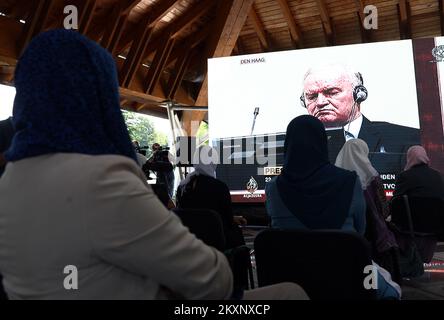 Le madri di Srebrenica seguono il verdetto contro Ratko Mladic, a Potocari, Bosnia-Erzegovina, il 8 giugno 2021. Il comandante, l'ex generale serbo bosniaco Ratko Mladic, è stato condannato nel 2017 per genocidio, crimini contro l'umanità e crimini di guerra. È stato condannato a vita in prigione. Martedì, Questo verdetto è stato confermato dal Tribunale penale internazionale per l'ex Jugoslavia dell'Aia, chiudendo uno dei capitoli più oscuri della storia europea moderna e ponendo fine a una lotta legale che si estendeva fino al 1995, quando Mladic fu incriminato per la prima volta.ora, 79, Mladic ha sempre fatto Foto Stock