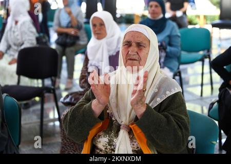 Le madri di Srebrenica seguono il verdetto contro Ratko Mladic, a Potocari, Bosnia-Erzegovina, il 8 giugno 2021. Il comandante, l'ex generale serbo bosniaco Ratko Mladic, è stato condannato nel 2017 per genocidio, crimini contro l'umanità e crimini di guerra. È stato condannato a vita in prigione. Martedì, Questo verdetto è stato confermato dal Tribunale penale internazionale per l'ex Jugoslavia dell'Aia, chiudendo uno dei capitoli più oscuri della storia europea moderna e ponendo fine a una lotta legale che si estendeva fino al 1995, quando Mladic fu incriminato per la prima volta.ora, 79, Mladic ha sempre fatto Foto Stock