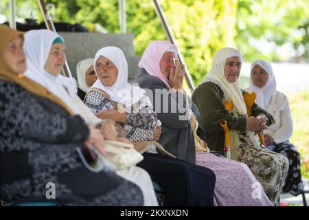 Le madri di Srebrenica seguono il verdetto contro Ratko Mladic, a Potocari, Bosnia-Erzegovina, il 8 giugno 2021. Il comandante, l'ex generale serbo bosniaco Ratko Mladic, è stato condannato nel 2017 per genocidio, crimini contro l'umanità e crimini di guerra. È stato condannato a vita in prigione. Martedì, Questo verdetto è stato confermato dal Tribunale penale internazionale per l'ex Jugoslavia dell'Aia, chiudendo uno dei capitoli più oscuri della storia europea moderna e ponendo fine a una lotta legale che si estendeva fino al 1995, quando Mladic fu incriminato per la prima volta.ora, 79, Mladic ha sempre fatto Foto Stock