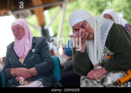 Le madri di Srebrenica seguono il verdetto contro Ratko Mladic, a Potocari, Bosnia-Erzegovina, il 8 giugno 2021. Il comandante, l'ex generale serbo bosniaco Ratko Mladic, è stato condannato nel 2017 per genocidio, crimini contro l'umanità e crimini di guerra. È stato condannato a vita in prigione. Martedì, Questo verdetto è stato confermato dal Tribunale penale internazionale per l'ex Jugoslavia dell'Aia, chiudendo uno dei capitoli più oscuri della storia europea moderna e ponendo fine a una lotta legale che si estendeva fino al 1995, quando Mladic fu incriminato per la prima volta.ora, 79, Mladic ha sempre fatto Foto Stock