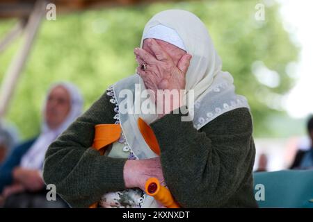 Le madri di Srebrenica seguono il verdetto contro Ratko Mladic, a Potocari, Bosnia-Erzegovina, il 8 giugno 2021. Il comandante, l'ex generale serbo bosniaco Ratko Mladic, è stato condannato nel 2017 per genocidio, crimini contro l'umanità e crimini di guerra. È stato condannato a vita in prigione. Martedì, Questo verdetto è stato confermato dal Tribunale penale internazionale per l'ex Jugoslavia dell'Aia, chiudendo uno dei capitoli più oscuri della storia europea moderna e ponendo fine a una lotta legale che si estendeva fino al 1995, quando Mladic fu incriminato per la prima volta.ora, 79, Mladic ha sempre fatto Foto Stock