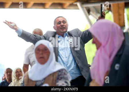 Le madri di Srebrenica seguono il verdetto contro Ratko Mladic, a Potocari, Bosnia-Erzegovina, il 8 giugno 2021. Il comandante, l'ex generale serbo bosniaco Ratko Mladic, è stato condannato nel 2017 per genocidio, crimini contro l'umanità e crimini di guerra. È stato condannato a vita in prigione. Martedì, Questo verdetto è stato confermato dal Tribunale penale internazionale per l'ex Jugoslavia dell'Aia, chiudendo uno dei capitoli più oscuri della storia europea moderna e ponendo fine a una lotta legale che si estendeva fino al 1995, quando Mladic fu incriminato per la prima volta.ora, 79, Mladic ha sempre fatto Foto Stock