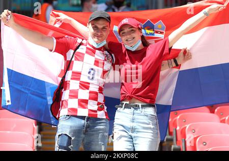 I tifosi di calcio della Croazia sono visti allo stadio di Wembley prima della partita del Campionato UEFA euro 2020 di Gruppo D tra Inghilterra e Croazia il 13 giugno 2021 a Londra, Regno Unito. Foto: Luka Stanzl/PIXSELL Foto Stock