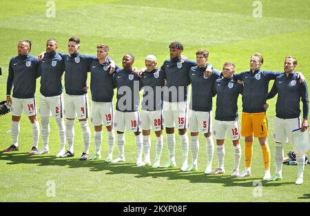 La nazionale inglese si è schierata per il National Anthem Priorthe UEFA Euro 2020 Championship Group D match tra Inghilterra e Croazia il 13 giugno 2021 a Londra, Regno Unito. Foto: Goran Stanzl/PIXSELL Foto Stock