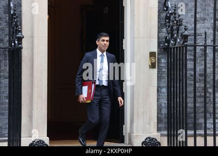 PM, Rishi Sunak, lasciando il numero 10 di Downing Street per il tempo delle interrogazioni di PM alla Camera dei Comuni, Londra, Regno Unito Foto Stock