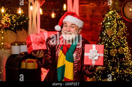 Buon acquisto. regali di babbo natale. Felice Anno Nuovo. Santa segreta. l'uomo bearded va a fare shopping. regali di natale. shopping per le vacanze invernali. festa Foto Stock