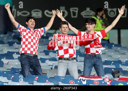 I tifosi della nazionale croata sono visti prima della partita del Campionato UEFA euro 2020 Gruppo D tra Croazia e Repubblica Ceca ad Hampden Park il 18 giugno 2021 a Glasgow, Regno Unito. Foto: Luka Stanzl/PIXSELL Foto Stock