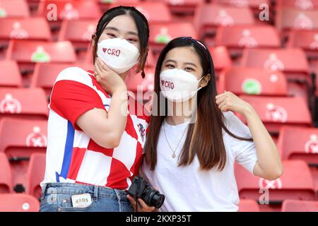 I tifosi della nazionale croata sono visti prima della partita del Campionato UEFA euro 2020 Gruppo D tra Croazia e Repubblica Ceca ad Hampden Park il 18 giugno 2021 a Glasgow, Regno Unito. Foto: Luka Stanzl/PIXSELL Foto Stock