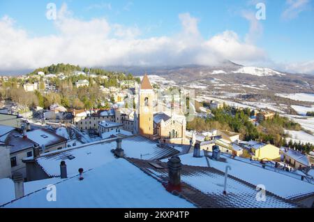 Rivisondoli (AQ) - Vista sul caratteristico borgo innevato di montagna - Abruzzo - Italia Foto Stock