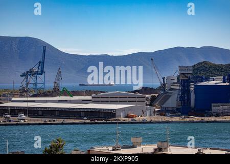 Trasporto alla rinfusa Leviathan è arrivato nel porto di Ploce, a Ploce, Croazia, il 26 giugno 2021., Leviathan è un trasporto alla rinfusa che è stato costruito nel 2014 (7 anni fa) e sta navigando sotto la bandiera di Marshall è. La capacità di carico di itâ è di 182421 t DWT e il suo attuale progetto è di 17,3 metri. La sua lunghezza complessiva (LOA) è di 292 metri e la sua larghezza è di 45 metri. E 'il più grande portarinfuse che ha mai navigato nel porto di Ploce Foto: Grgo Jelavic/PIXSELL Foto Stock