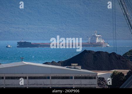 Trasporto alla rinfusa Leviathan è arrivato nel porto di Ploce, a Ploce, Croazia, il 26 giugno 2021., Leviathan è un trasporto alla rinfusa che è stato costruito nel 2014 (7 anni fa) e sta navigando sotto la bandiera di Marshall è. La capacità di carico di itâ è di 182421 t DWT e il suo attuale progetto è di 17,3 metri. La sua lunghezza complessiva (LOA) è di 292 metri e la sua larghezza è di 45 metri. E 'il più grande portarinfuse che ha mai navigato nel porto di Ploce Foto: Grgo Jelavic/PIXSELL Foto Stock