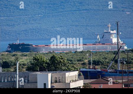 Trasporto alla rinfusa Leviathan è arrivato nel porto di Ploce, a Ploce, Croazia, il 26 giugno 2021., Leviathan è un trasporto alla rinfusa che è stato costruito nel 2014 (7 anni fa) e sta navigando sotto la bandiera di Marshall è. La capacità di carico di itâ è di 182421 t DWT e il suo attuale progetto è di 17,3 metri. La sua lunghezza complessiva (LOA) è di 292 metri e la sua larghezza è di 45 metri. E 'il più grande portarinfuse che ha mai navigato nel porto di Ploce Foto: Grgo Jelavic/PIXSELL Foto Stock