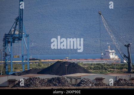 Trasporto alla rinfusa Leviathan è arrivato nel porto di Ploce, a Ploce, Croazia, il 26 giugno 2021., Leviathan è un trasporto alla rinfusa che è stato costruito nel 2014 (7 anni fa) e sta navigando sotto la bandiera di Marshall è. La capacità di carico di itâ è di 182421 t DWT e il suo attuale progetto è di 17,3 metri. La sua lunghezza complessiva (LOA) è di 292 metri e la sua larghezza è di 45 metri. E 'il più grande portarinfuse che ha mai navigato nel porto di Ploce Foto: Grgo Jelavic/PIXSELL Foto Stock