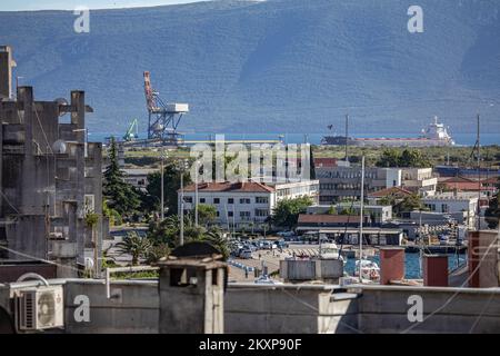 Trasporto alla rinfusa Leviathan è arrivato nel porto di Ploce, a Ploce, Croazia, il 26 giugno 2021., Leviathan è un trasporto alla rinfusa che è stato costruito nel 2014 (7 anni fa) e sta navigando sotto la bandiera di Marshall è. La capacità di carico di itâ è di 182421 t DWT e il suo attuale progetto è di 17,3 metri. La sua lunghezza complessiva (LOA) è di 292 metri e la sua larghezza è di 45 metri. E 'il più grande portarinfuse che ha mai navigato nel porto di Ploce Foto: Grgo Jelavic/PIXSELL Foto Stock