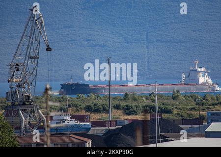 Trasporto alla rinfusa Leviathan è arrivato nel porto di Ploce, a Ploce, Croazia, il 26 giugno 2021., Leviathan è un trasporto alla rinfusa che è stato costruito nel 2014 (7 anni fa) e sta navigando sotto la bandiera di Marshall è. La capacità di carico di itâ è di 182421 t DWT e il suo attuale progetto è di 17,3 metri. La sua lunghezza complessiva (LOA) è di 292 metri e la sua larghezza è di 45 metri. E 'il più grande portarinfuse che ha mai navigato nel porto di Ploce Foto: Grgo Jelavic/PIXSELL Foto Stock