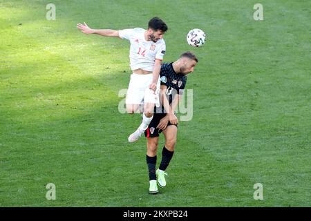 COPENAGHEN, DANIMARCA - 28 GIUGNO: Jose Gaya di Spagna e Nikola Vlasic di Croazia durante la partita del Campionato UEFA euro 2020 del 16 tra Croazia e Spagna al Parken Stadium il 28 giugno 2021 a Copenaghen, Danimarca. Foto: Luka Stanzl/PIXSELL Foto Stock