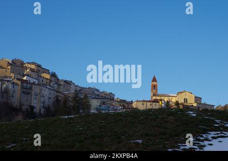 Rivisondoli (AQ) - Vista sul caratteristico borgo innevato di montagna - Abruzzo - Italia Foto Stock