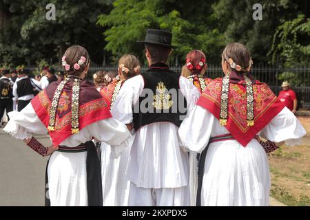 La gente partecipa al festival di Dakovacki vozovi (Dakovo Embroidery) in piazza Strossmayer a Djakovo, Croazia il 04. Luglio. Dakovacki vezovi è stata fondata nel 1967, in occasione dell'anno internazionale del turismo. E' considerato uno dei maggiori eventi culturali di tutta la Slavonia. Foto: Dubravka Petric/PIXSELL Foto Stock