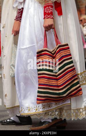 La gente partecipa al festival di Dakovacki vozovi (Dakovo Embroidery) in piazza Strossmayer a Djakovo, Croazia il 04. Luglio. Dakovacki vezovi è stata fondata nel 1967, in occasione dell'anno internazionale del turismo. E' considerato uno dei maggiori eventi culturali di tutta la Slavonia. Foto: Dubravka Petric/PIXSELL Foto Stock