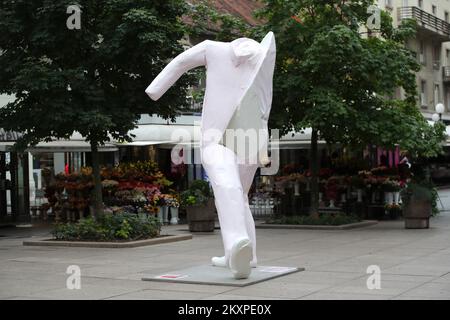 Una scultura chiamata The Untitled dal famoso artista austriaco Erwin Wurm visto sulla piazza Petar Preradovic, a Zagabria, Croazia, il 5 luglio 2021 Foto: Sanjin Strukic/PIXSELL Foto Stock