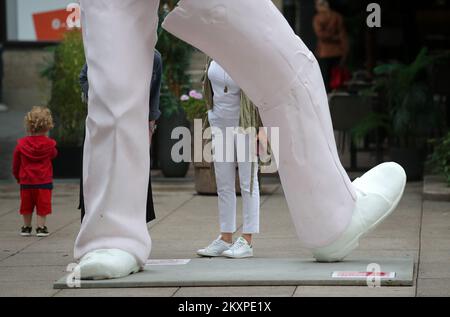 Una scultura chiamata The Untitled dal famoso artista austriaco Erwin Wurm visto sulla piazza Petar Preradovic, a Zagabria, Croazia, il 5 luglio 2021 Foto: Sanjin Strukic/PIXSELL Foto Stock