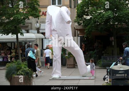 Una scultura chiamata The Untitled dal famoso artista austriaco Erwin Wurm visto sulla piazza Petar Preradovic, a Zagabria, Croazia, il 5 luglio 2021 Foto: Sanjin Strukic/PIXSELL Foto Stock