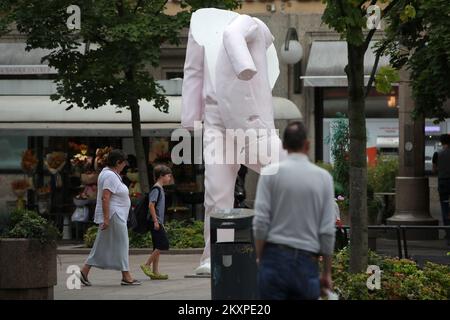 Una scultura chiamata The Untitled dal famoso artista austriaco Erwin Wurm visto sulla piazza Petar Preradovic, a Zagabria, Croazia, il 5 luglio 2021 Foto: Sanjin Strukic/PIXSELL Foto Stock