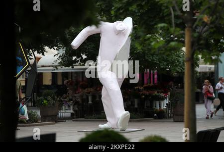 Una scultura chiamata The Untitled dal famoso artista austriaco Erwin Wurm visto sulla piazza Petar Preradovic, a Zagabria, Croazia, il 5 luglio 2021 Foto: Sanjin Strukic/PIXSELL Foto Stock