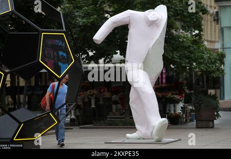 Una scultura chiamata The Untitled dal famoso artista austriaco Erwin Wurm visto sulla piazza Petar Preradovic, a Zagabria, Croazia, il 5 luglio 2021 Foto: Sanjin Strukic/PIXSELL Foto Stock