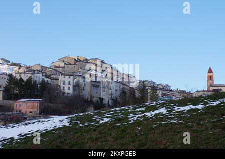 Rivisondoli (AQ) - Vista sul caratteristico borgo innevato di montagna - Abruzzo - Italia Foto Stock